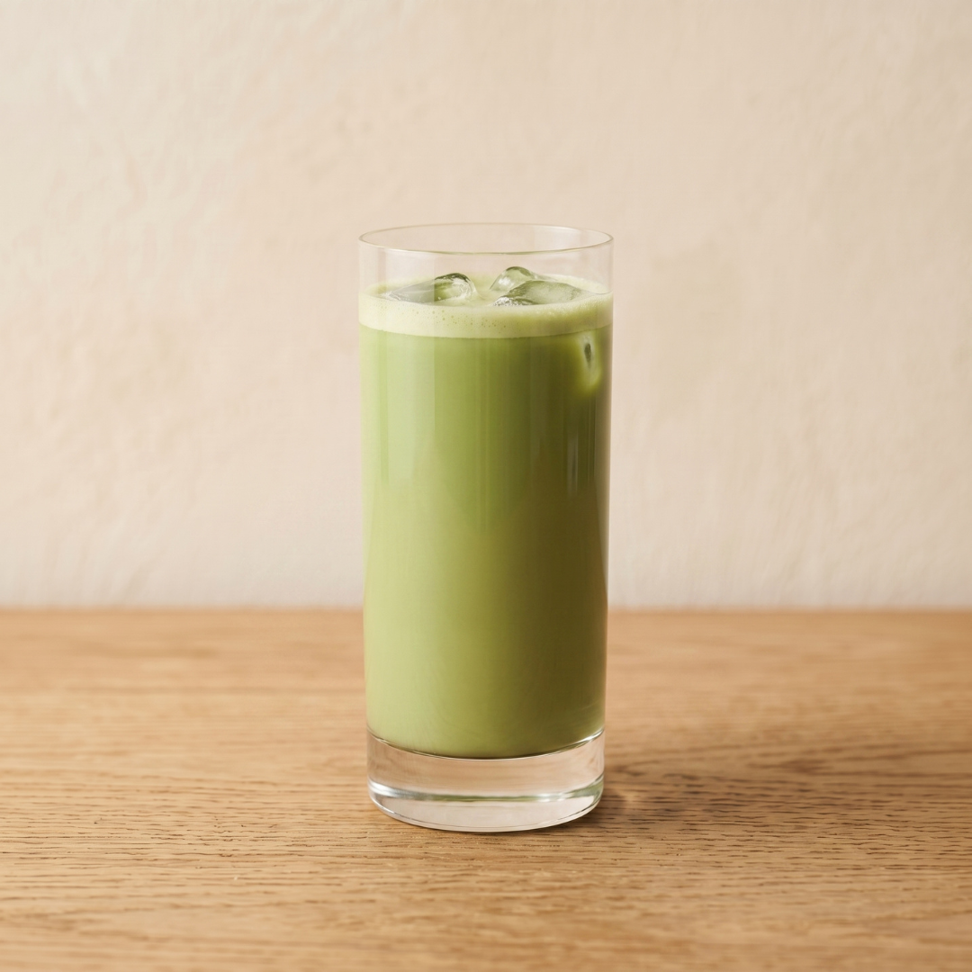 Iced matcha latte in een luxueus glas.